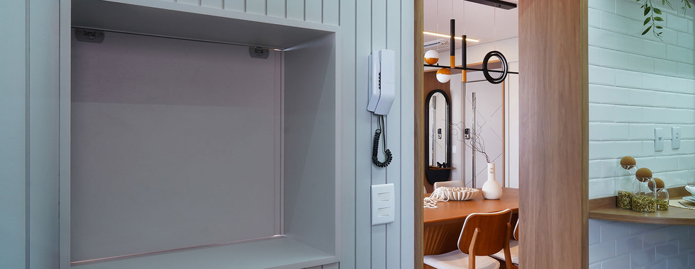 Reforma de apartamento agrega soluções como a inserção de um passa-prato na cozinha