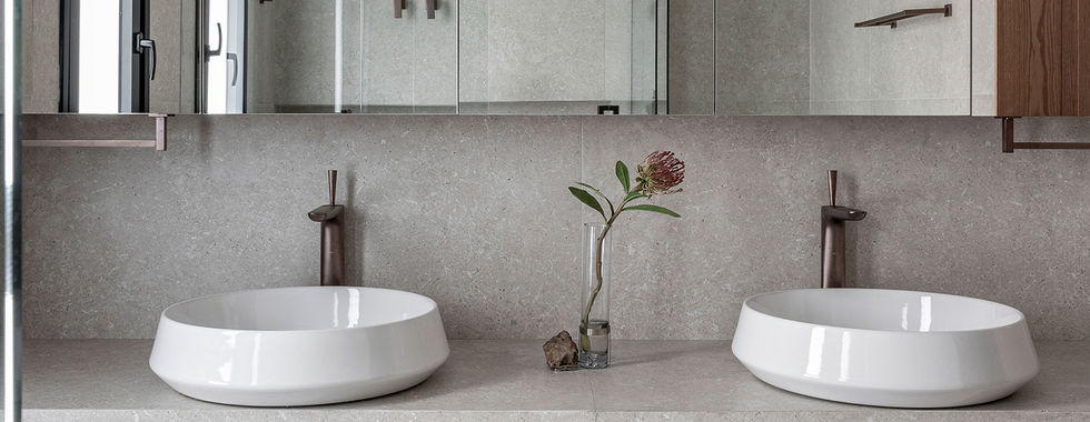 Apartamento de 250 m² ganha elegância e fluidez com paleta neutra