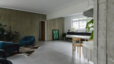 Rodrigo Ohtake transforma apartamento antigo em São Paulo em refúgio contemporâneo