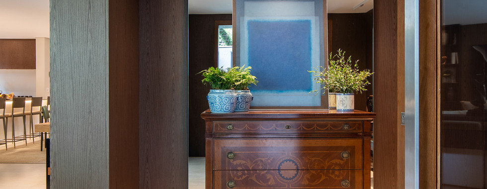 Casa de 365 m² se torna refúgio urbano de acolhimento repleto de verde