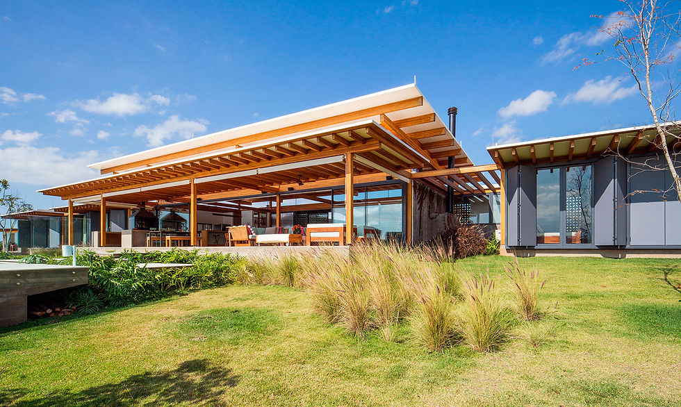 Casa com estrutura de madeira e cerâmica vazada integra jardins ao projeto de arquitetura