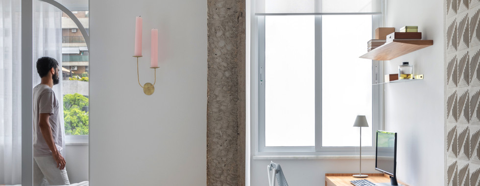 Apartamento de 40m² aposta na integração, luz natural e design minimalista