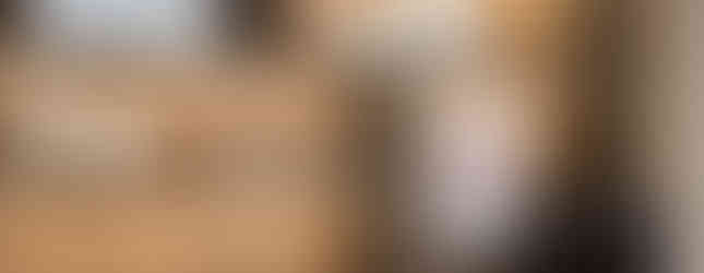 Grandes painéis de madeira criam elegância em apartamento repleto de arte