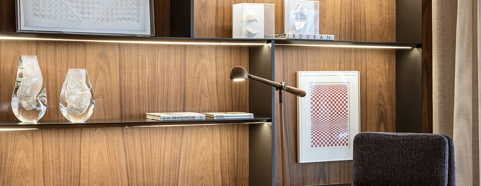 Grandes painéis de madeira criam elegância em apartamento repleto de arte