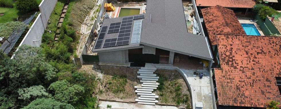 Estrutura de steel frame, telhado "igrejinha" e suíte canadense marcam o projeto desta casa