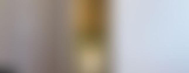 Reforma de apartamento agrega soluções como a inserção de um passa-prato na cozinha 