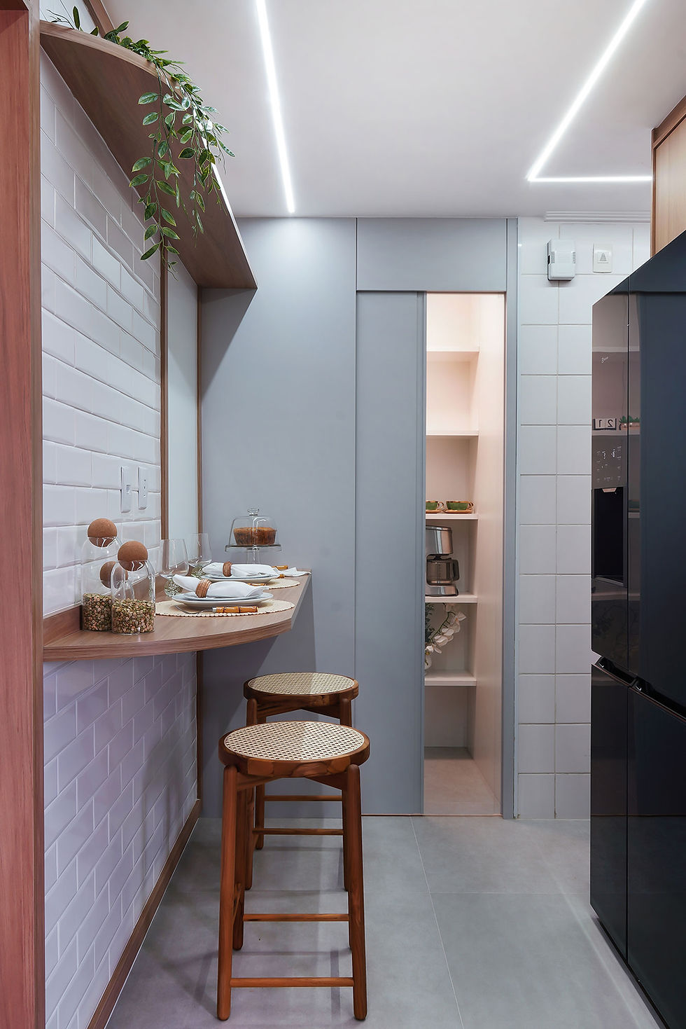 Reforma de apartamento agrega soluções como a inserção de um passa-prato na cozinha