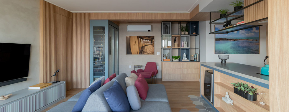 Reforma em apartamento de 87 m² cria adega para 150 garrafas