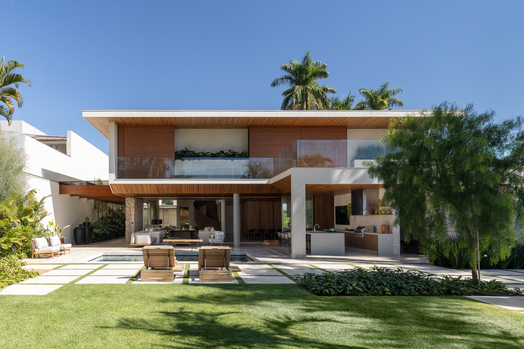 Refúgio contemporâneo em Brasília privilegia luz natural e integração total