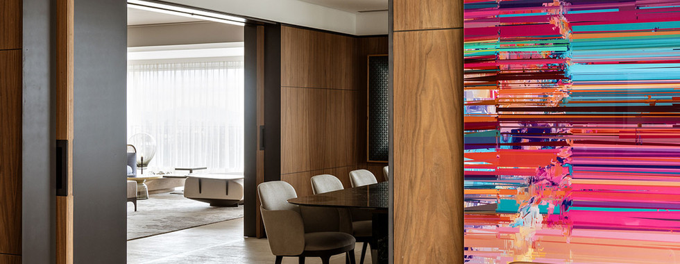 Grandes painéis de madeira criam elegância em apartamento repleto de arte