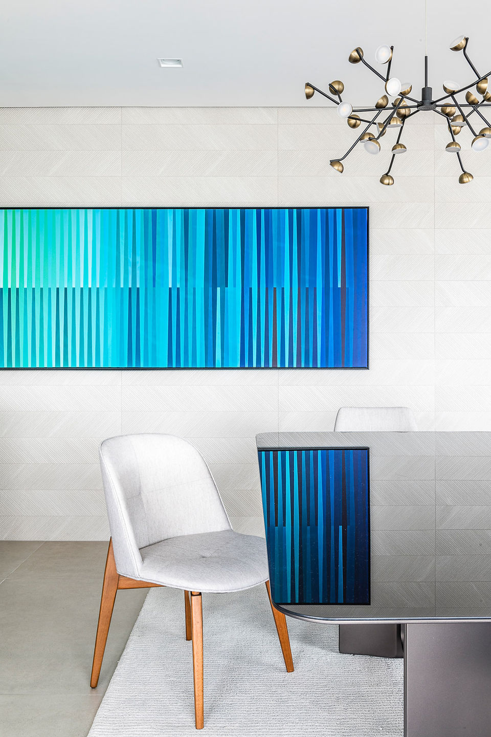Toques de azul marcam décor de apê com duas varandas