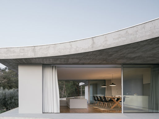 Com formas simples e orgânicas, a Casa Gloma se mescla à natureza