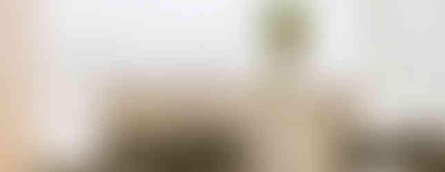 Grandes painéis de madeira criam elegância em apartamento repleto de arte