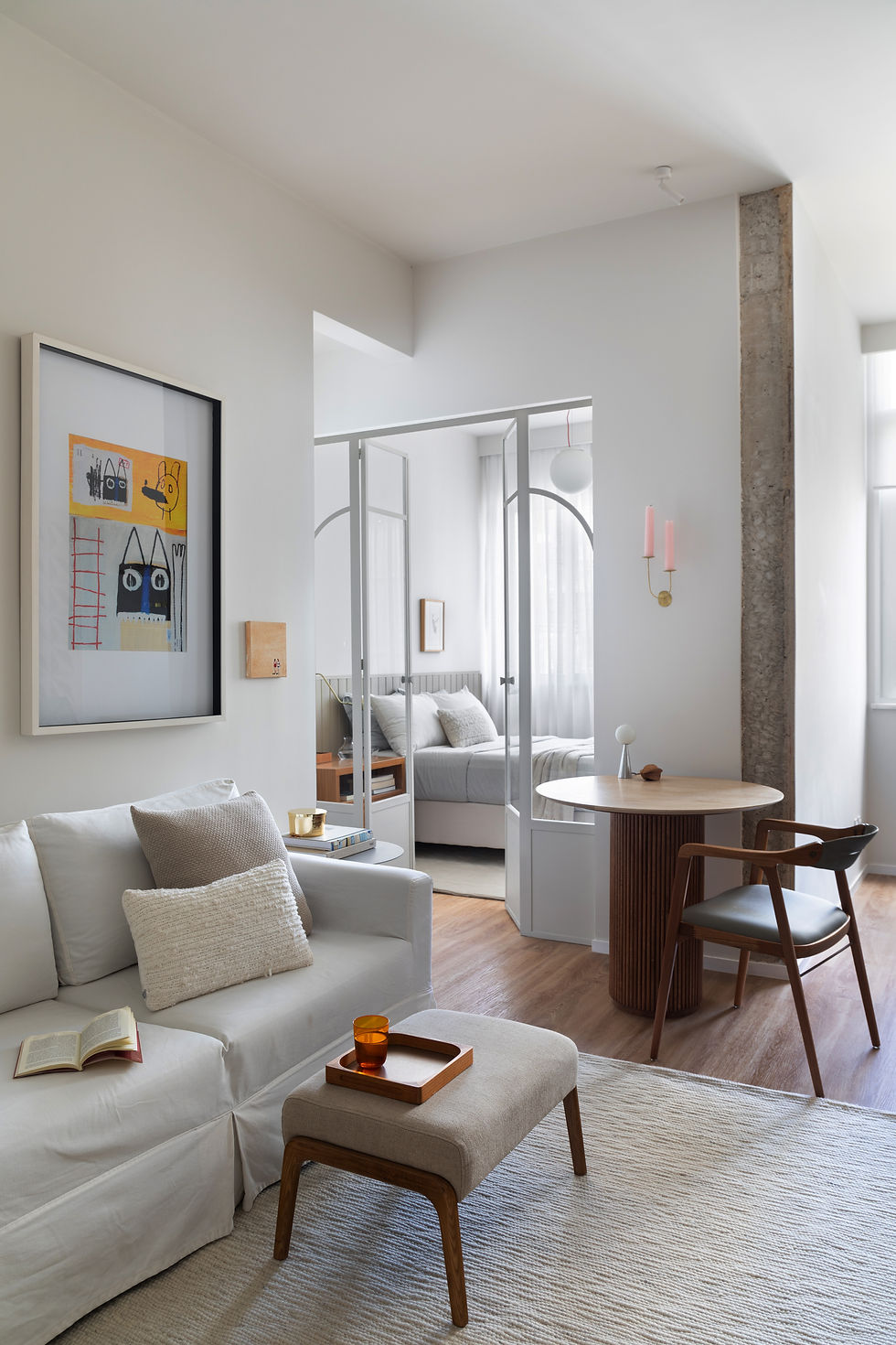 Apartamento de 40m² aposta na integração, luz natural e design minimalista