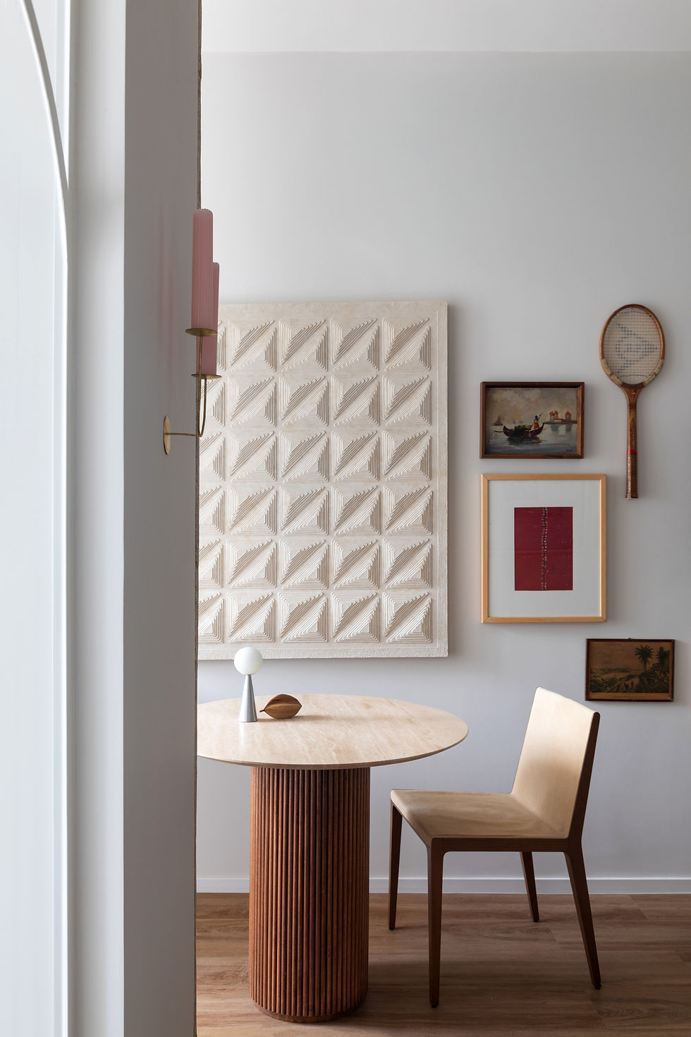 Apartamento de 40m² aposta na integração, luz natural e design minimalista