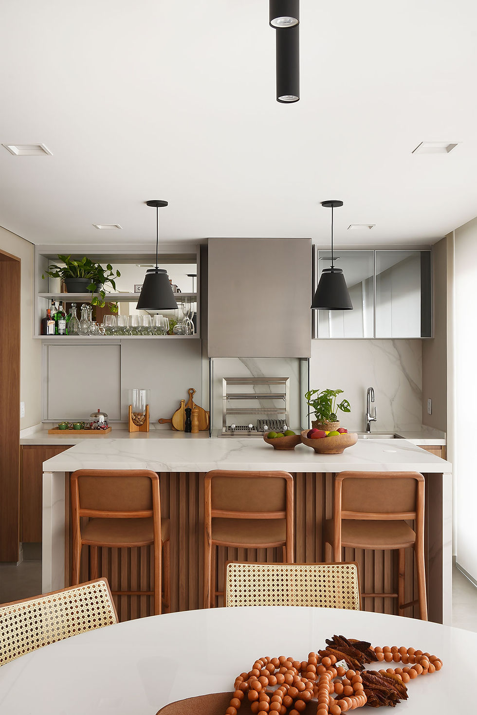 Reforma de apartamento agrega soluções como a inserção de um passa-prato na cozinha