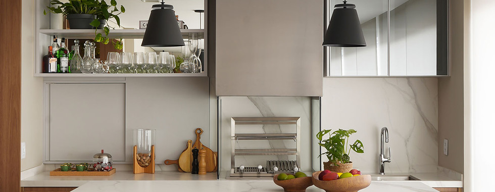 Reforma de apartamento agrega soluções como a inserção de um passa-prato na cozinha
