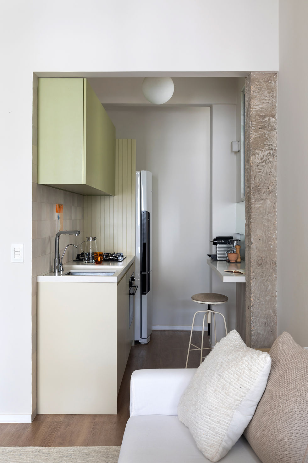 Apartamento de 40m² aposta na integração, luz natural e design minimalista