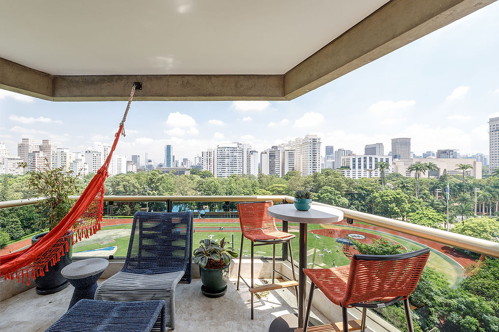 Apê alugado de 280 m² ganha sala multiuso com mobiliário solto