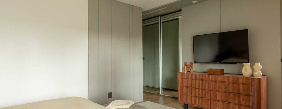 Apartamento de 230 m² combina marcenaria exclusiva e materiais naturais no décor