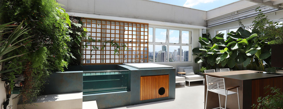 Duplex com SPA ganha piscina, spa e conexão com a natureza