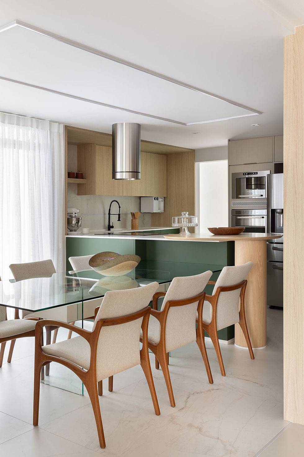 Cobertura de 305 m² une muxarabi, vista para a praia e suíte de 40 m²