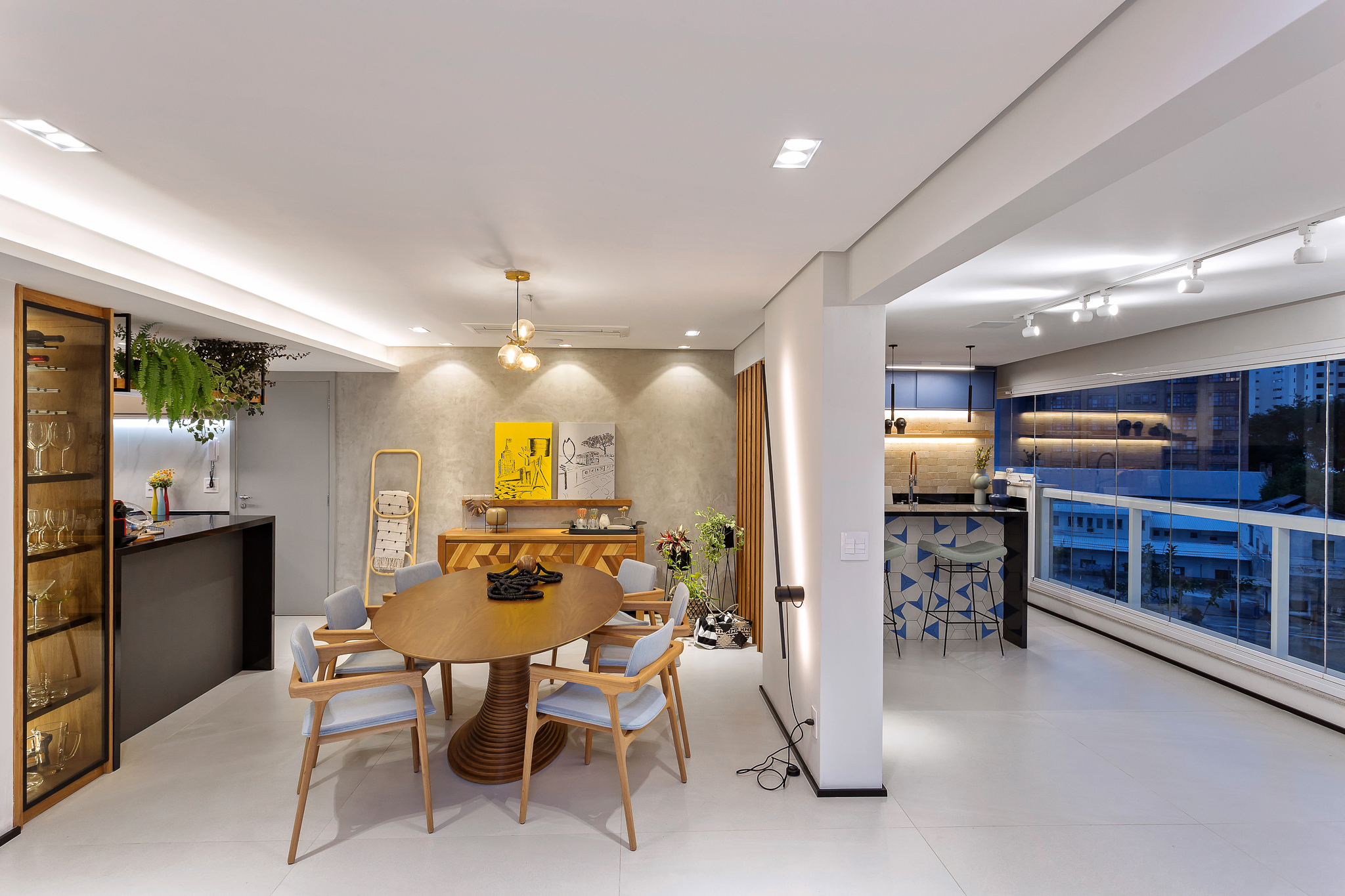 Apartamento jovem e despojado, assinado pela arquiteta Juliana Faria, aposta em integração e design autoral