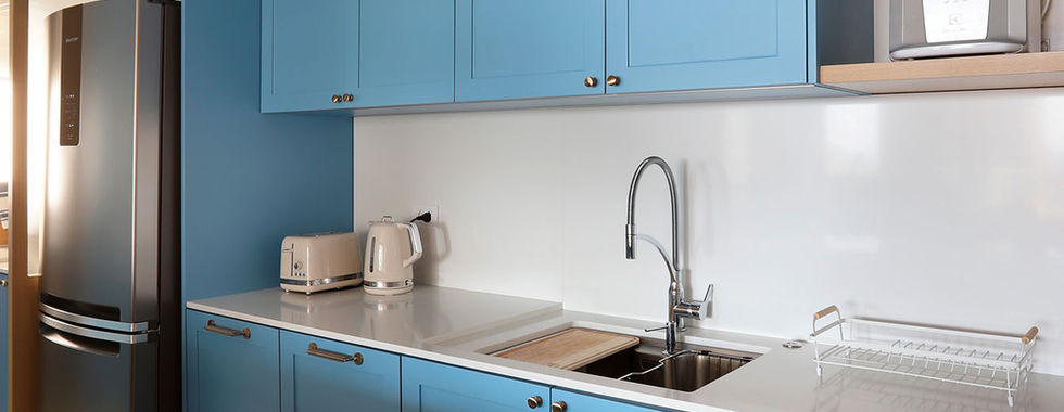 Azul e coral compõem a paleta deste apê de 90 m²