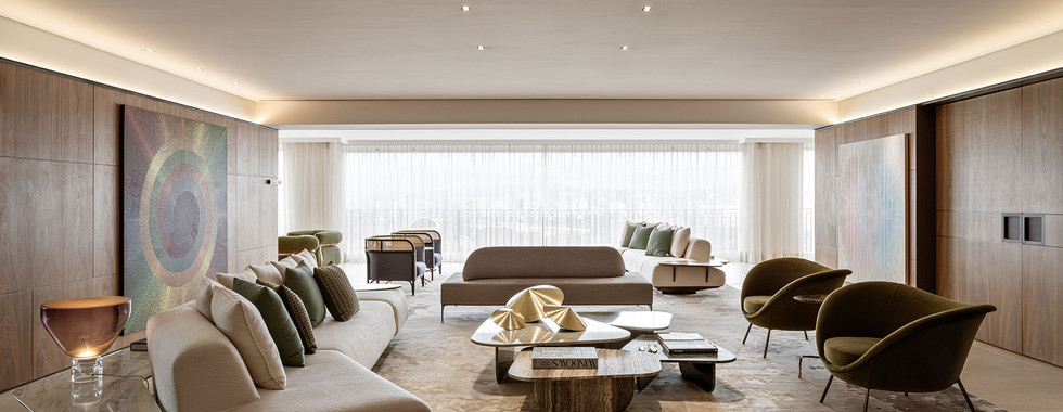 Grandes painéis de madeira criam elegância em apartamento repleto de arte