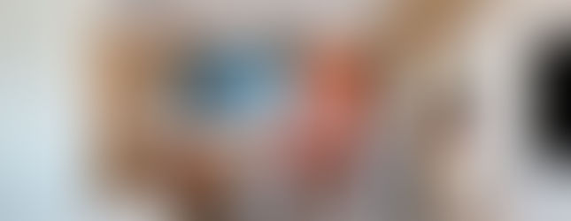 Azul e coral compõem a paleta deste apê de 90 m²