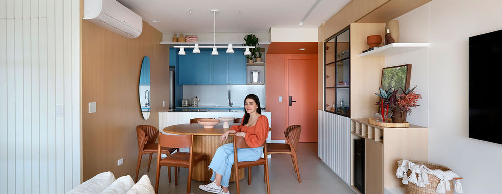 Azul e coral compõem a paleta deste apê de 90 m²
