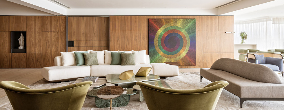 Grandes painéis de madeira criam elegância em apartamento repleto de arte