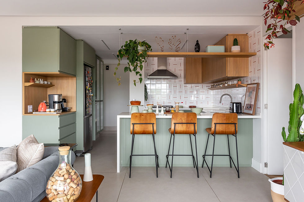 Apê de 120 m² ganha tijolinhos, laca verde e cozinha integrada