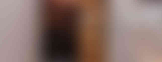 Pilar estrutural se transforma em adega neste apartamento de 500 m²