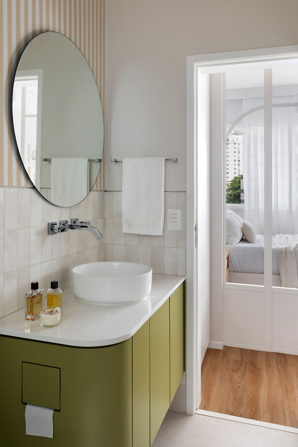 Apartamento de 40m² aposta na integração, luz natural e design minimalista