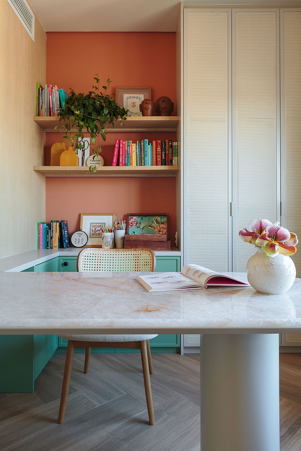 Com dois escritórios, apê de 80 m² ganha décor nas cores verde e terracota