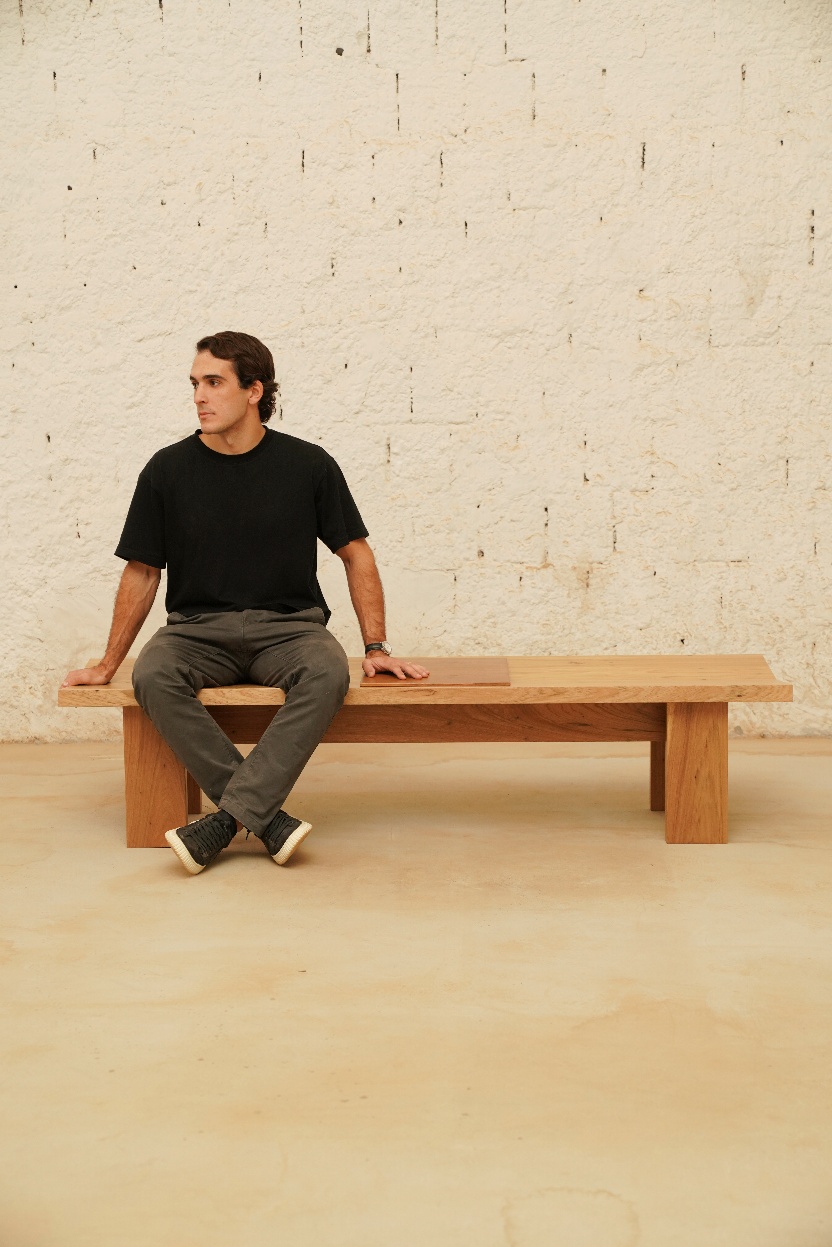 Felipe Zorzeto apresenta o Banco CANOA, peça que amplia sua coleção autoral e aprofunda suas investigações no design de mobiliário