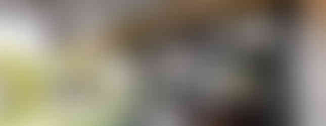 Painel metálico perfurado valoriza luz natural e convivência em casa de 450 m²