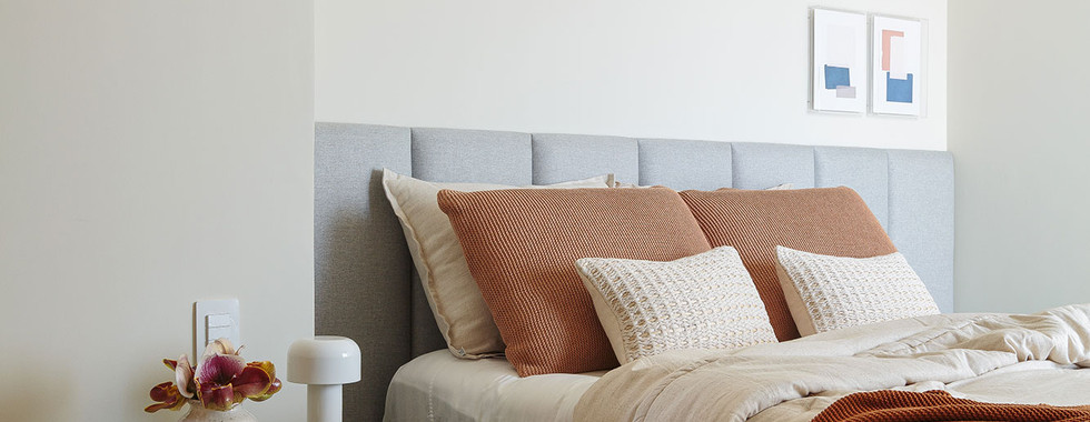 Com dois escritórios, apê de 80 m² ganha décor nas cores verde e terracota