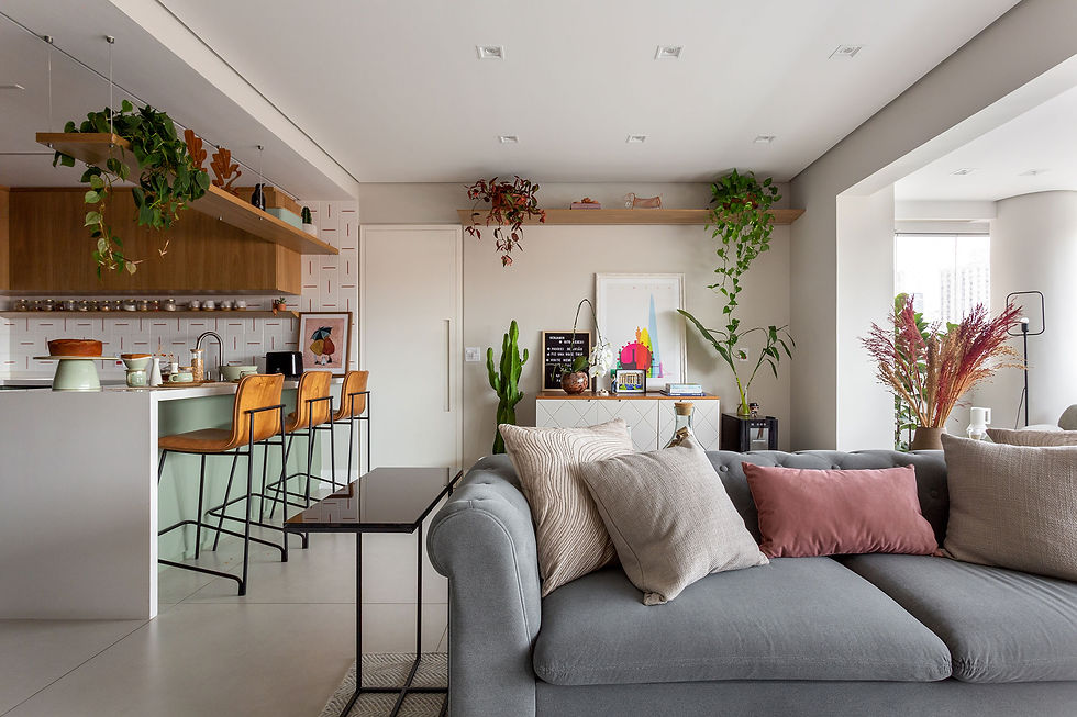 Apê de 120 m² ganha tijolinhos, laca verde e cozinha integrada