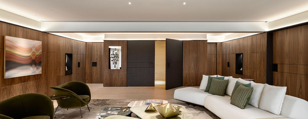 Grandes painéis de madeira criam elegância em apartamento repleto de arte