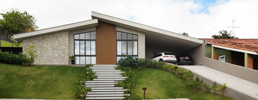 Estrutura de steel frame, telhado "igrejinha" e suíte canadense marcam o projeto desta casa