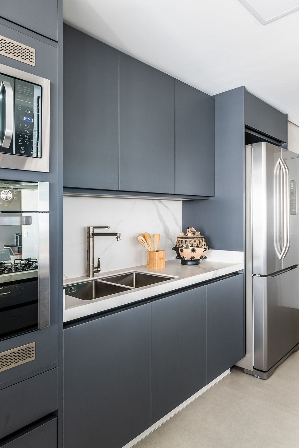 Toques de azul marcam décor de apê com duas varandas