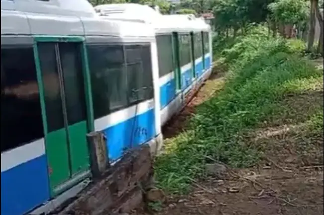 VLT descarrila em Extremoz, na Grande Natal, e passageiros precisam deixar o trem
