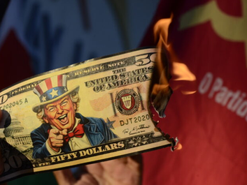 Manifestantes queimam cédulas simbólicas com rosto de Trump em ato pela democracia em Natal