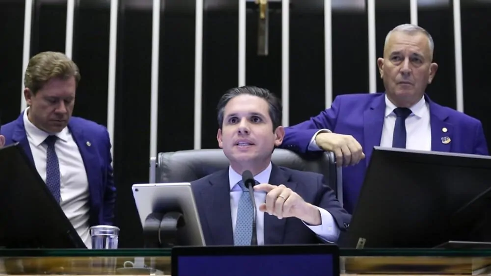 Câmara aprova urgência para projeto que combate adultização de crianças nas redes sociais