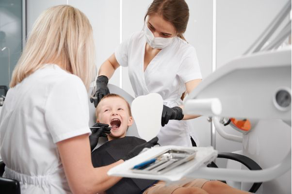 Quando trocar o odontopediatra pelo dentista de adultos durante a adolescência