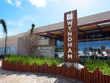 Arraiá do Wyndham Natal com forró e gastronomia típica na Praia de Pitangui