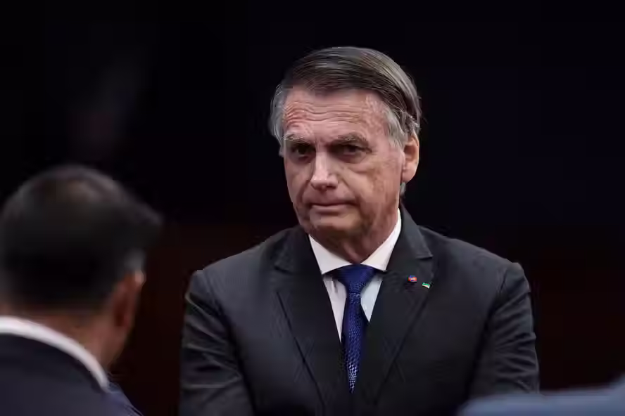 Investigadores comparam medidas contra Bolsonaro a prisão domiciliar e citam risco de fuga
