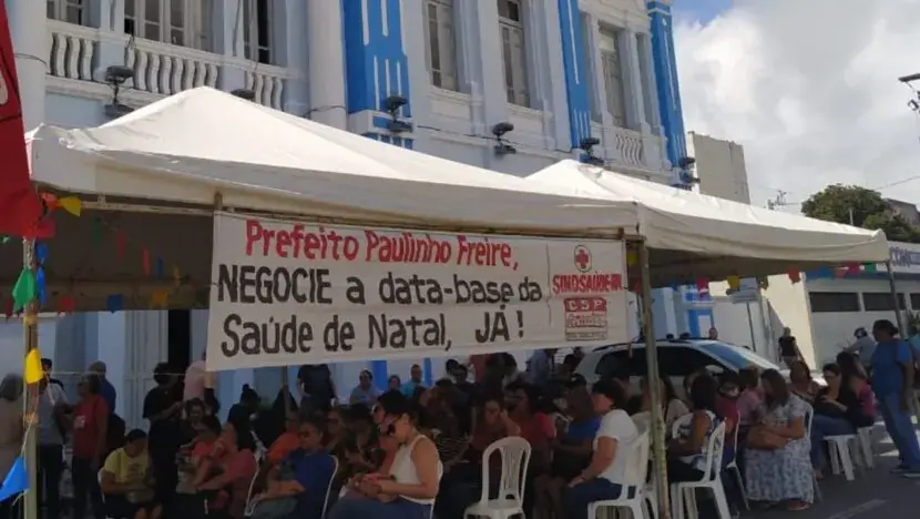 Servidores da saúde de Natal cobram reajuste e melhores condições em protesto na Prefeitura